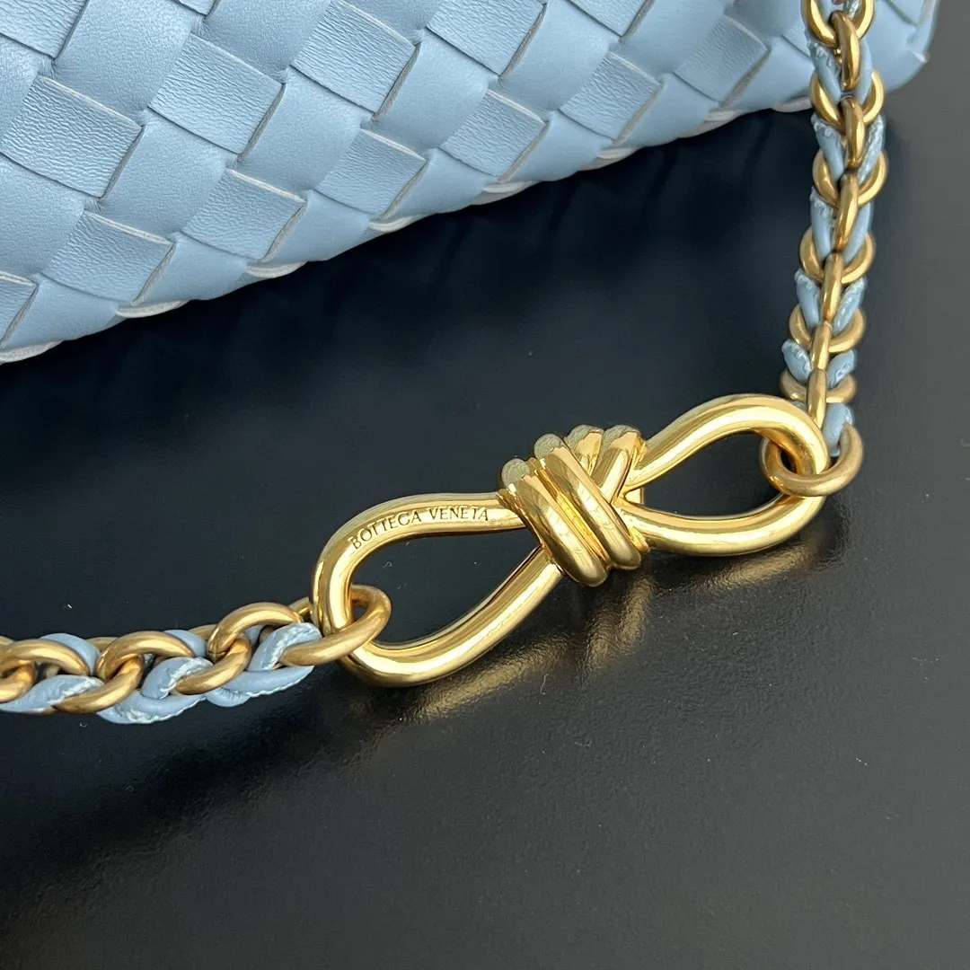 Batch 1960 #Bv Andiamo upgraded ✌️786008 black gold chain ⛓️ adds a touch of sophistication 💥 Sheepskin braided leather is invincible ~ black leather strips interspersed with gold chains ⛓️ Paired with sliding metal brass knot buckles, the shoulder straps can be adjusted at will 🪢 Each item is full of exquisite craftsmanship, and the entire look is high-end and attractive. , can be a big woman or very relaxed, perfectly blending into any corner of the city 🎈 Size: 25x22x10.5 P2740